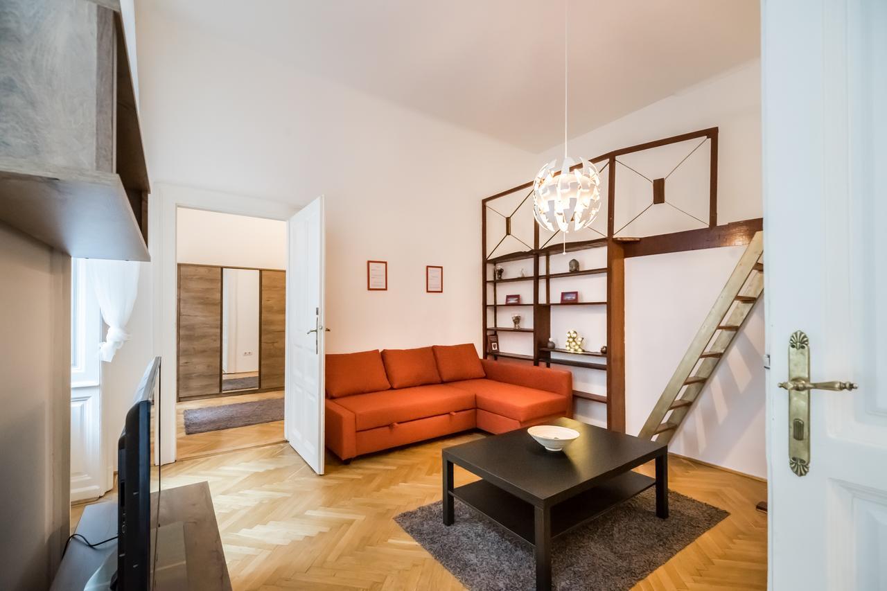 Broadway Apartment *